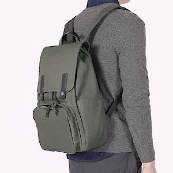 Everlane Modern Snap Backpack in distressed army green canvas - Picture 13 of 14